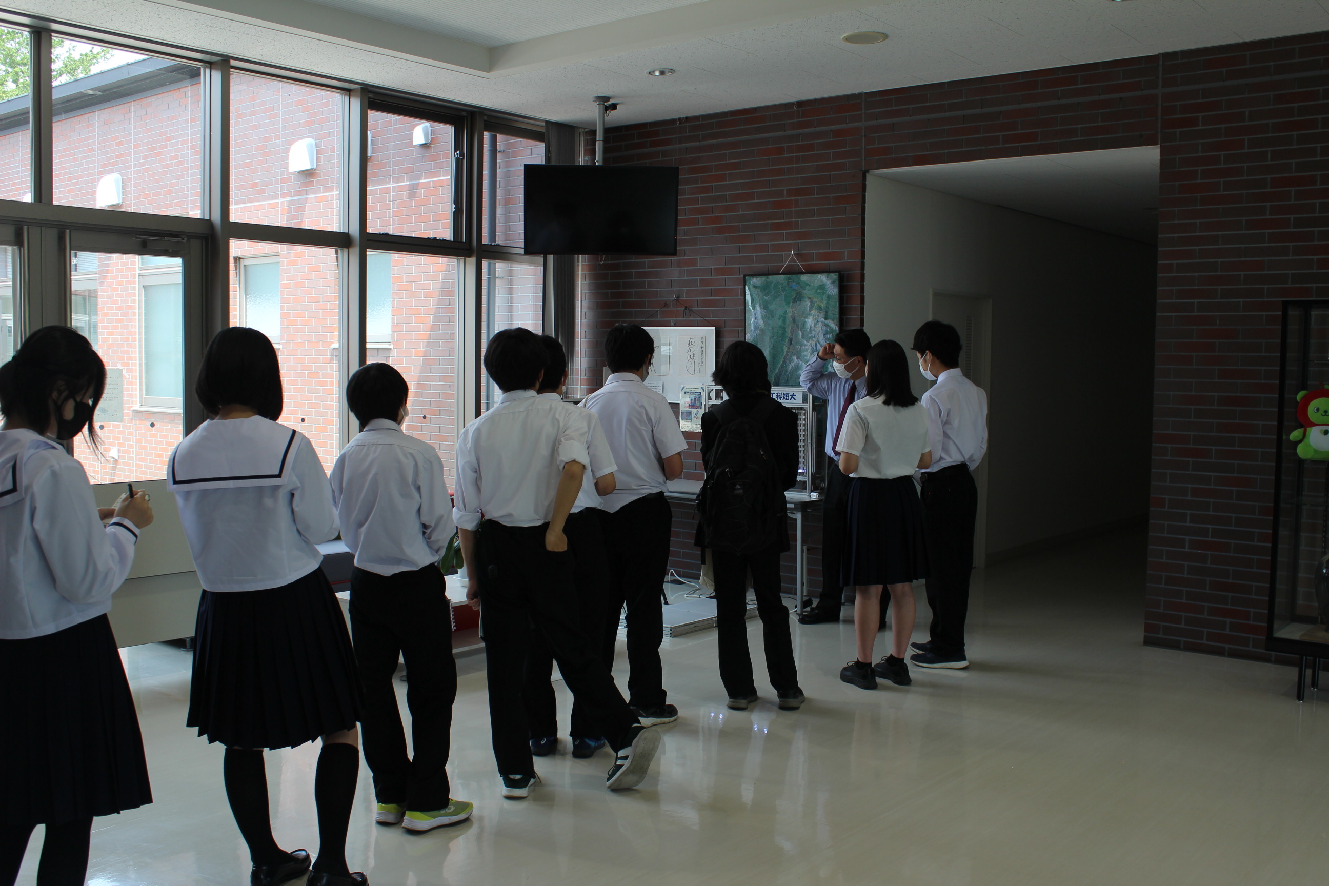 岡谷工業高校1年生の皆さんが見学に来ました。